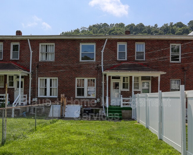 Building Photo - 66 Dewey St