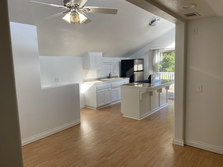 Building Photo - 522 Martita Plz