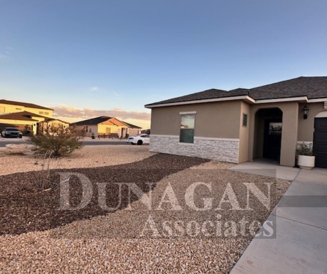 Building Photo - Beautiful 3 Bedroom, 2 Bath home - Corner Lot!