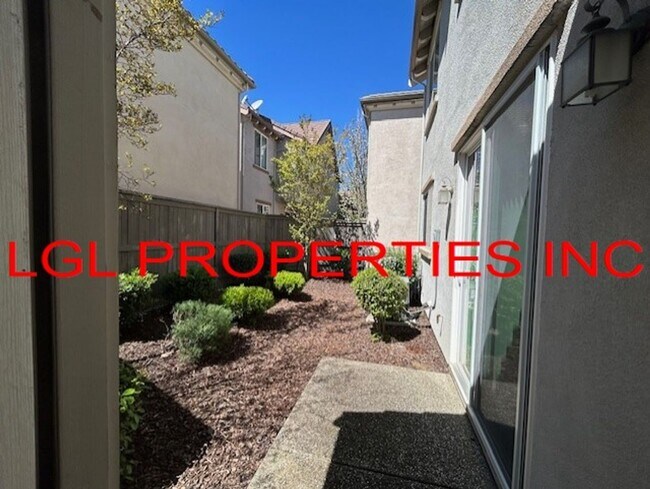 Building Photo - 2826 Maybrook Dr