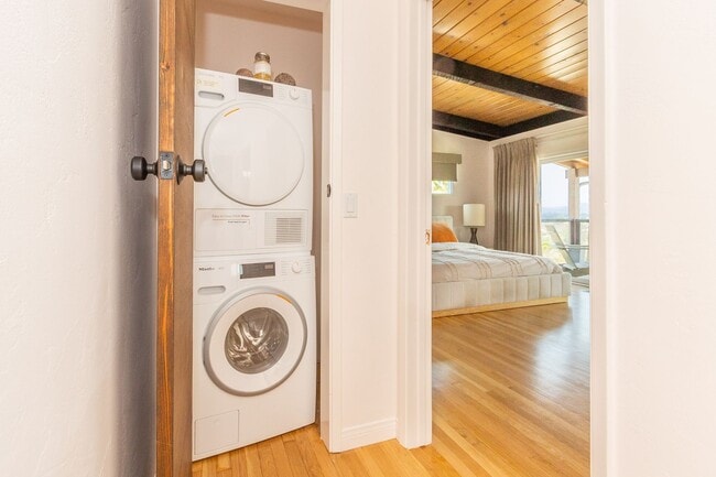 Building Photo - Spectacular Furnished 4 Bedroom/ 3 Bath Mid-Century Modern Retreat in Encinitas