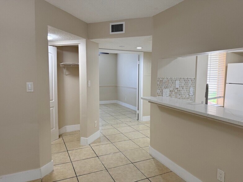 Building Photo - 998 Coral Club Dr