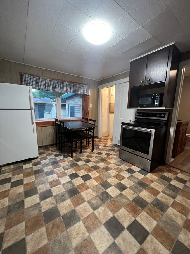 Building Photo - 413 8th St S