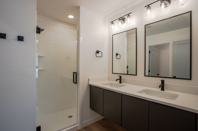 Primay Bathroom - 493 W 620 N