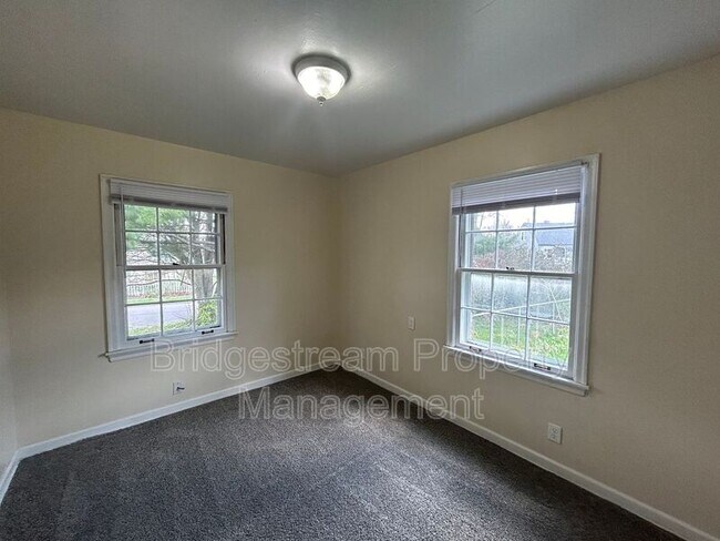 Building Photo - 1944 Malcom Dr