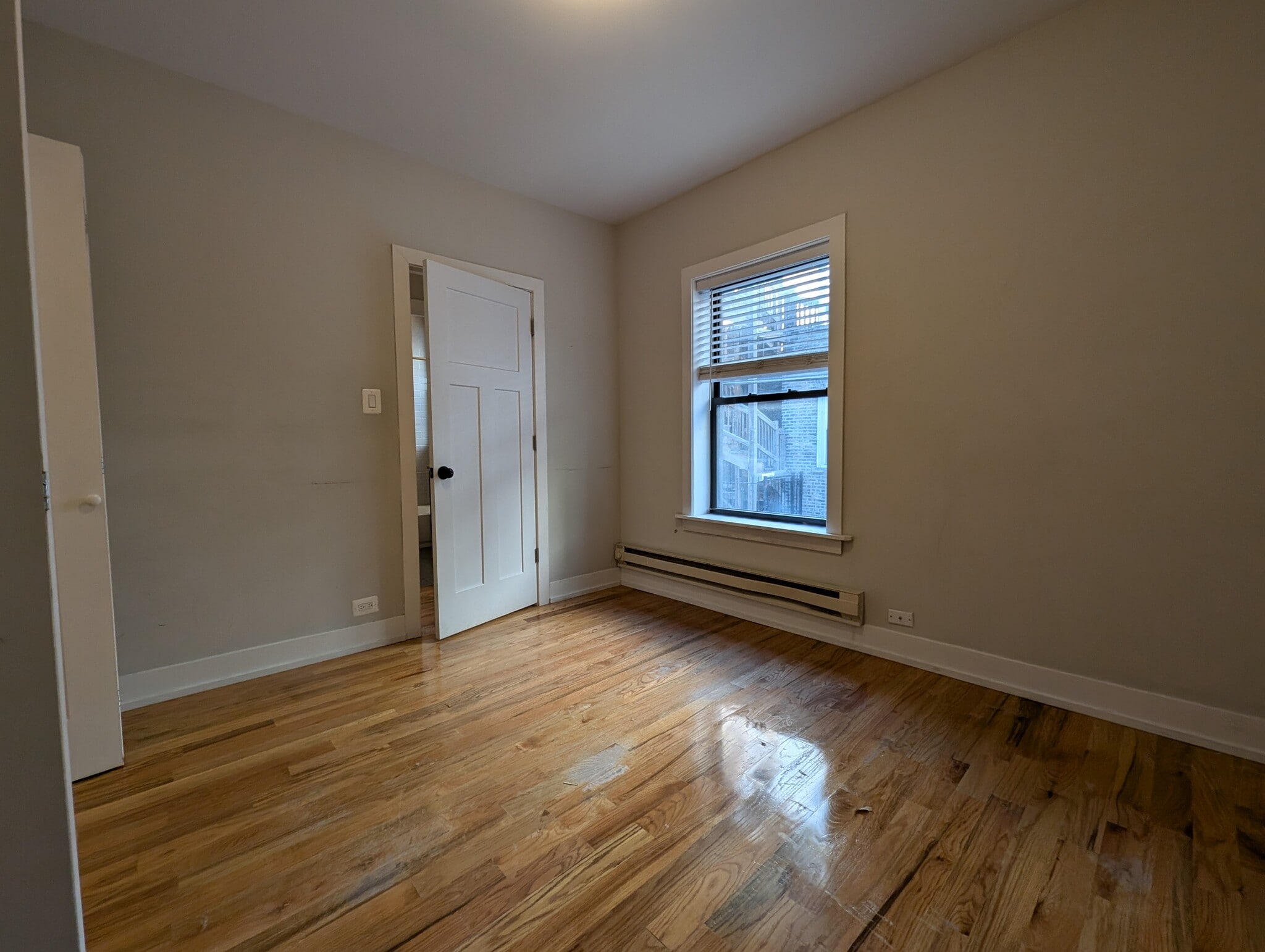 Building Photo - 628 W Cornelia Ave