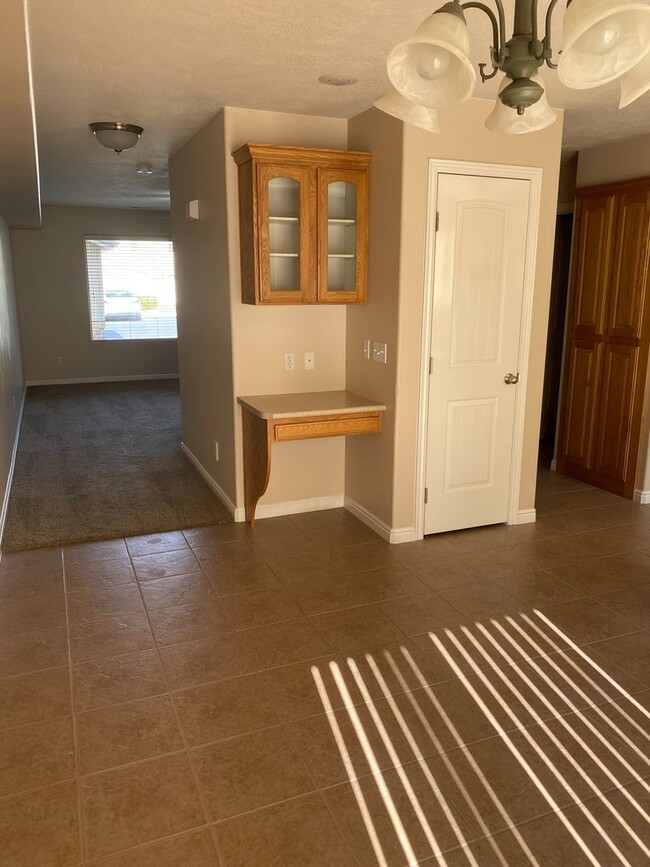 Building Photo - Very nice 3 bedroom 2.5 bath townhome in g...
