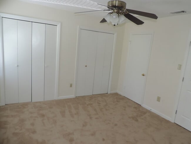 Building Photo - Remoldel Town Home