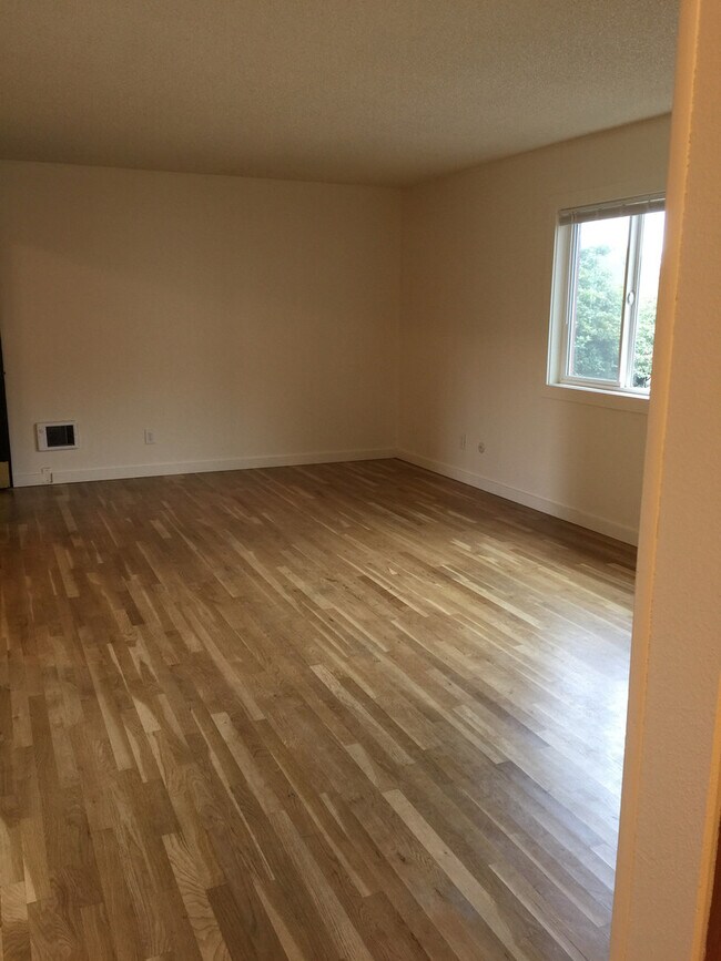 Building Photo - Great location! Dishwasher, hardwoods, on ...