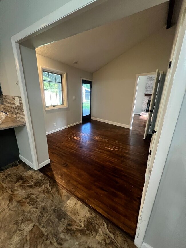 Building Photo - Move in Ready! $1,000 security deposit Pay...