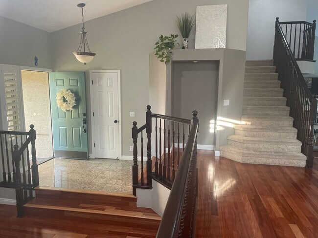 Building Photo - "Coveted Comfort: Spacious 4-Bed, 3-Bath H...