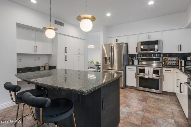 Building Photo - 5408 E Kelton Ln