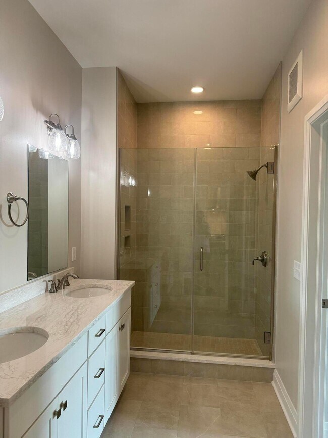 Building Photo - 6633 Dale Dr