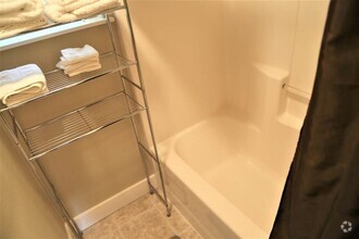 Building Photo - Furnished 3 bed 2 bath