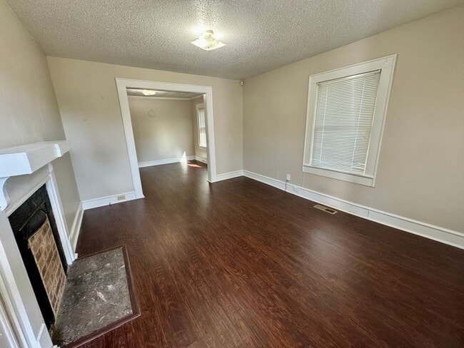 Building Photo - AVAILABLE TO SHOW!