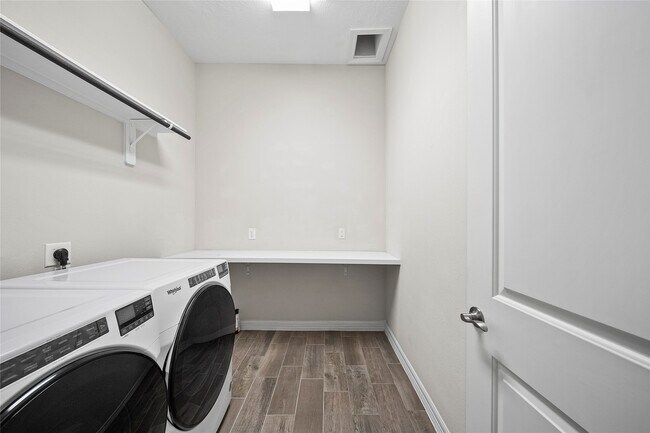 Building Photo - 2823 Maple Oak Ln