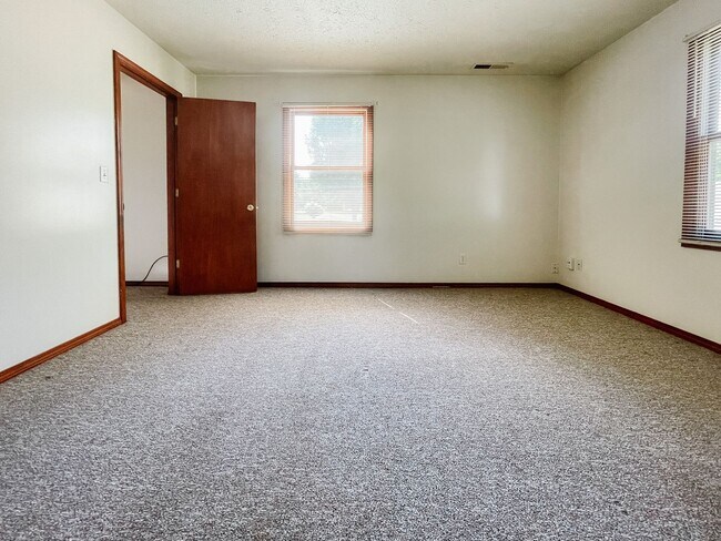 Building Photo - Washer/Dryer Hook Ups