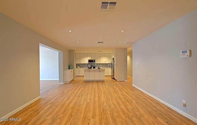 Building Photo - 14 E Balboa Dr