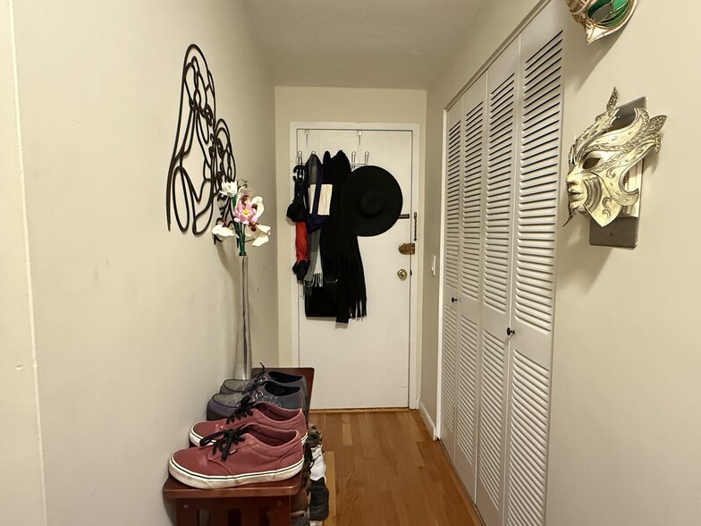 Building Photo - 197 Kent St