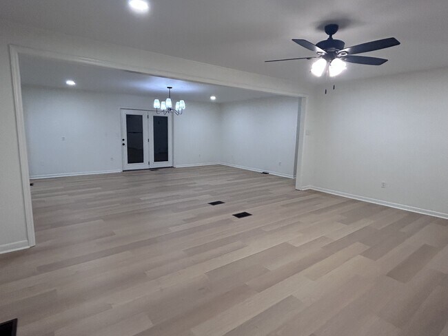 Building Photo - 103 Cottonwood Ave