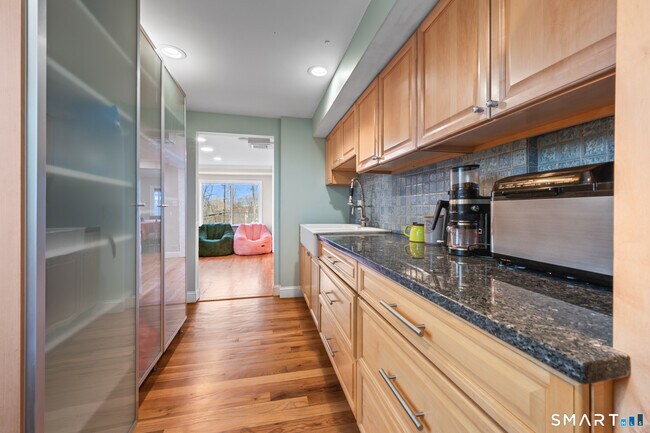 Building Photo - 297 South Rd