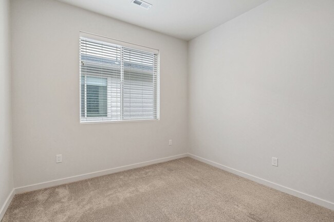 Building Photo - CDA Place Neighborhood- upgraded 3 bed 2 b...