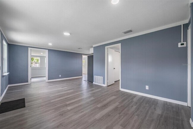 Building Photo - 636 Stremma Rd