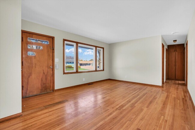 Building Photo - 9 Glenview Dr