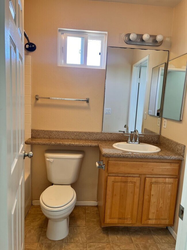 Building Photo - Luxurious 3 bedroom, 2.5 bath townhome, AC...
