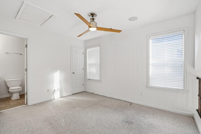 Building Photo - 1198 Island Pl E