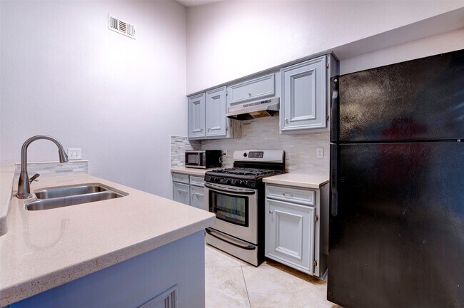 Building Photo - 10703 Highland Woods Dr