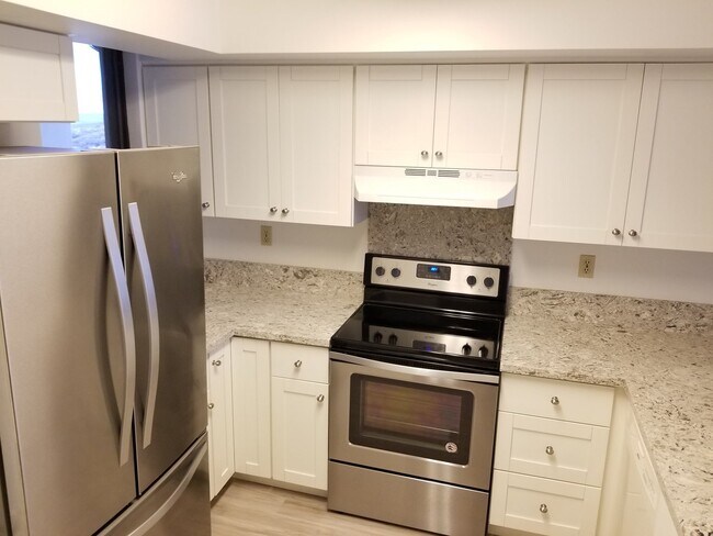 Building Photo - 2 bedroom, 2 bathroom, 2 parking @ Franklin Towers!!