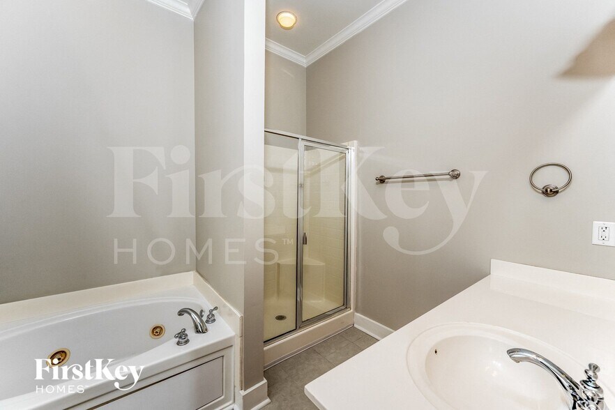 Building Photo - 4598 Clubview Dr