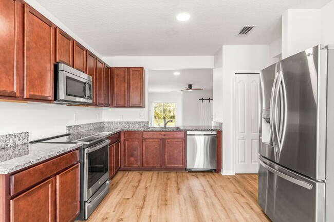 Building Photo - Charming 3 Bed, 2 Bath with Scenic Views i...