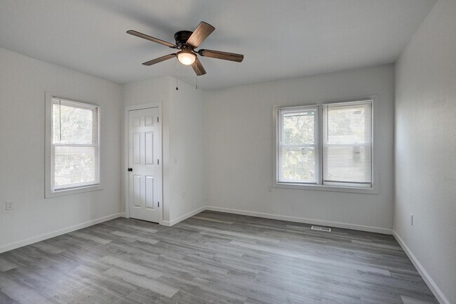 Building Photo - 1519 S Sergeant Ave