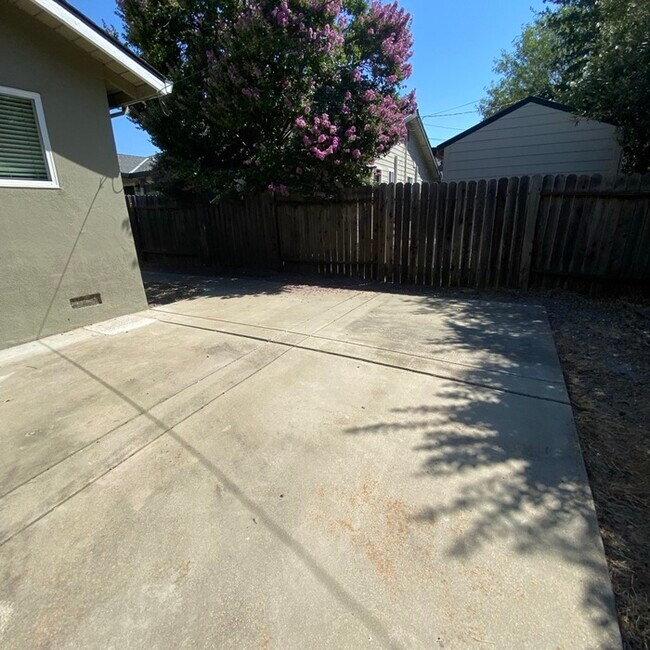 Building Photo - Beautiful Duplex in Rockin, CA!