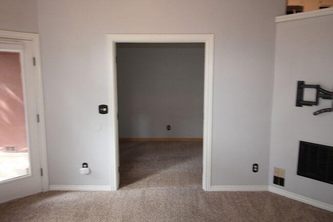 Building Photo - Adorable 2bdrm 1 bath townhome in Desirabl...