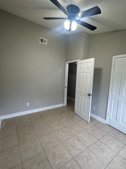 Building Photo - 2410 Seabury Pl N