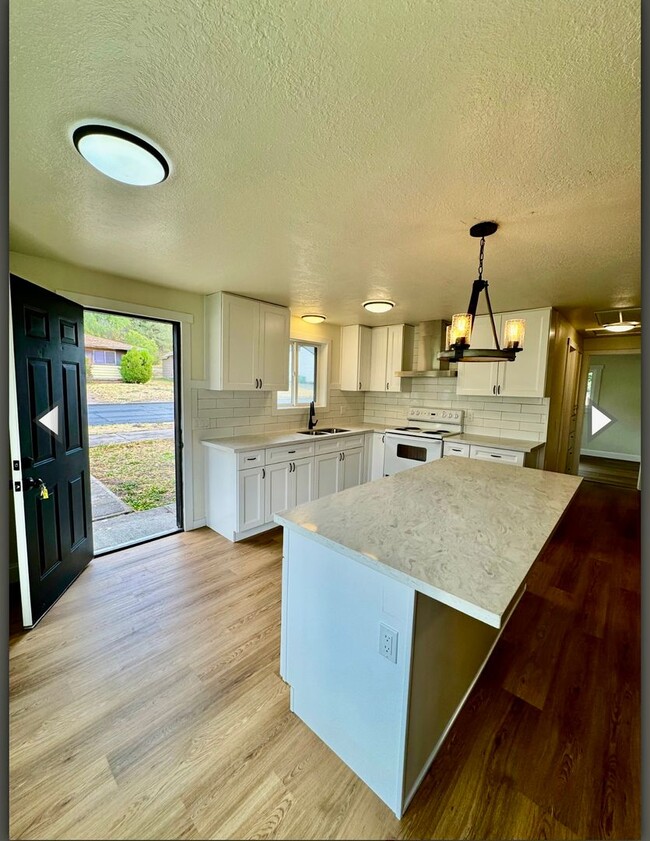 Building Photo - 2 Bed 1 Bath Duplex with Garage,