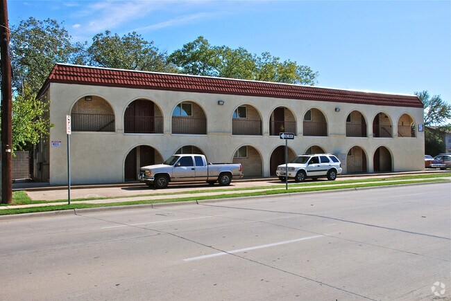 Building Photo - 811 S Mesquite St
