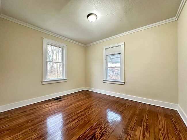 Building Photo - 811 Pembroke Oak Grove Rd