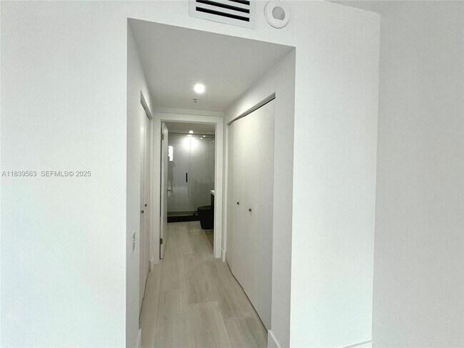 Building Photo - 701 Brickell Key Blvd