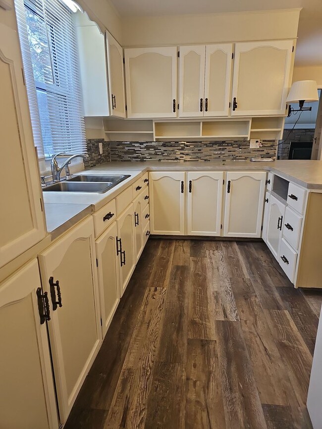 Building Photo - 3 bedroom 3 bath!!!~