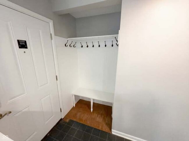 Building Photo - 10209 Broadway St