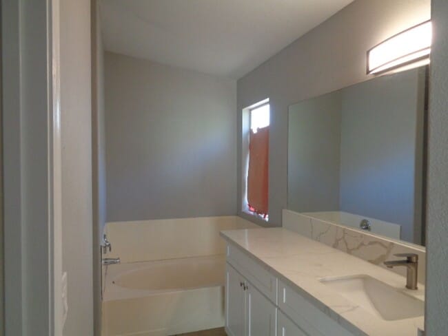 Building Photo - Nice 3 bedroom house in west valley-recent...