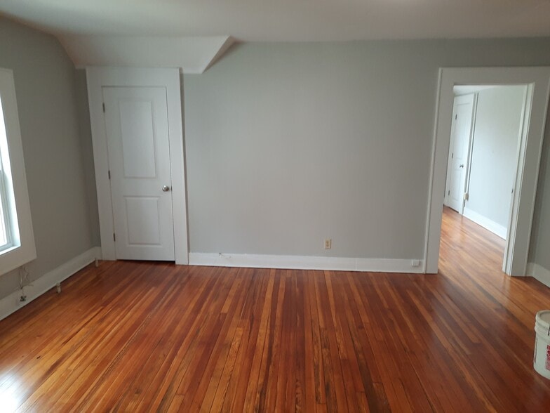 ROOM - 177 Davenport Ave