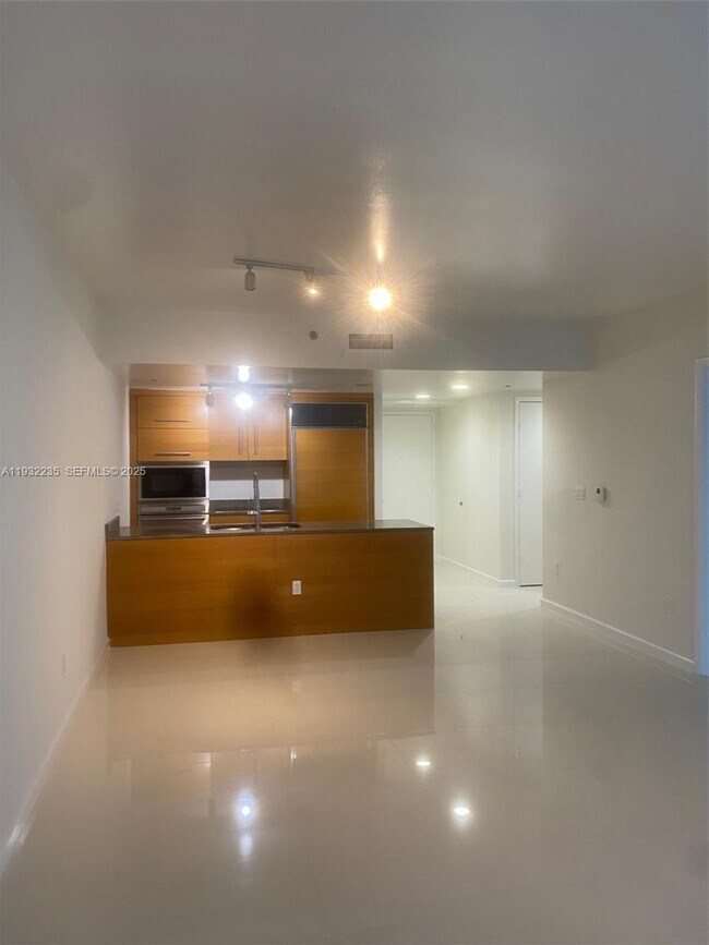 Building Photo - 475 Brickell Ave