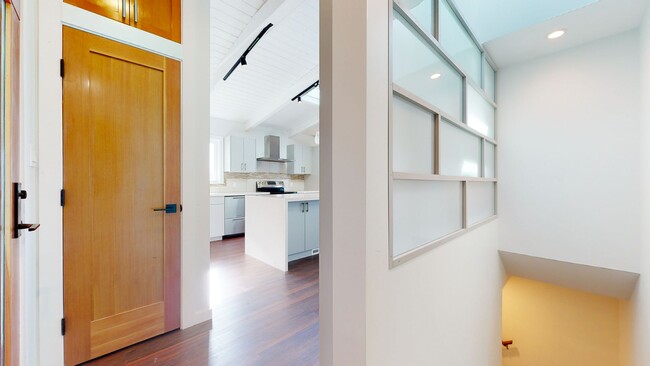 Building Photo - Kensington Beauty!