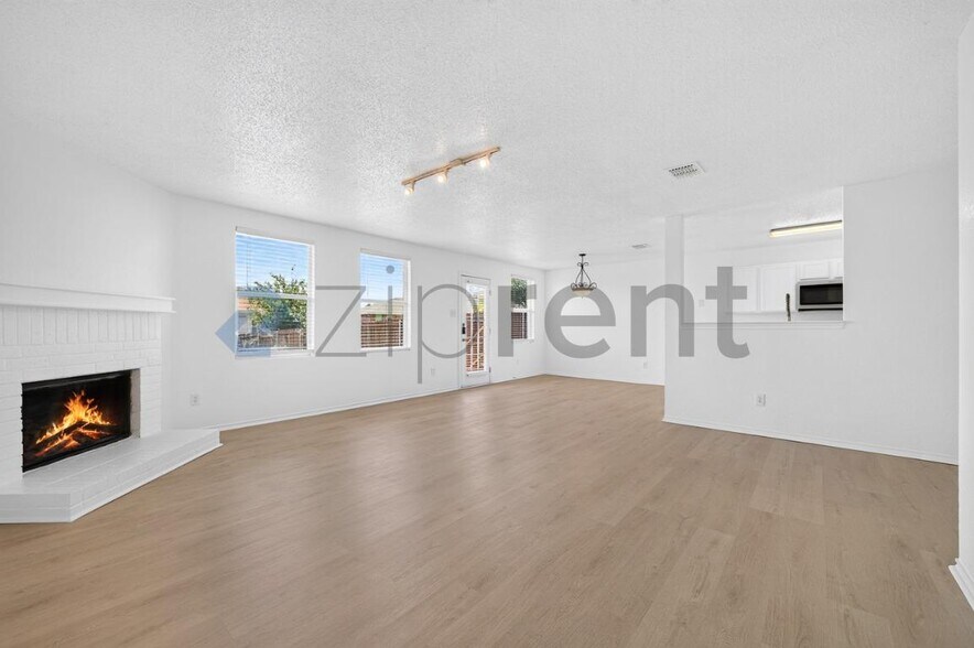 Building Photo - Unit