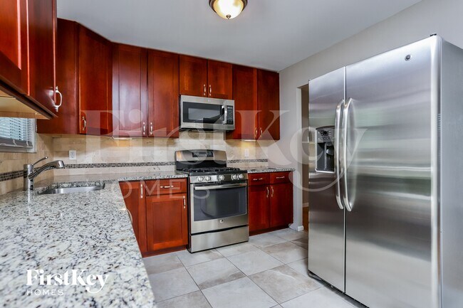Building Photo - 1331 Glenstone Dr